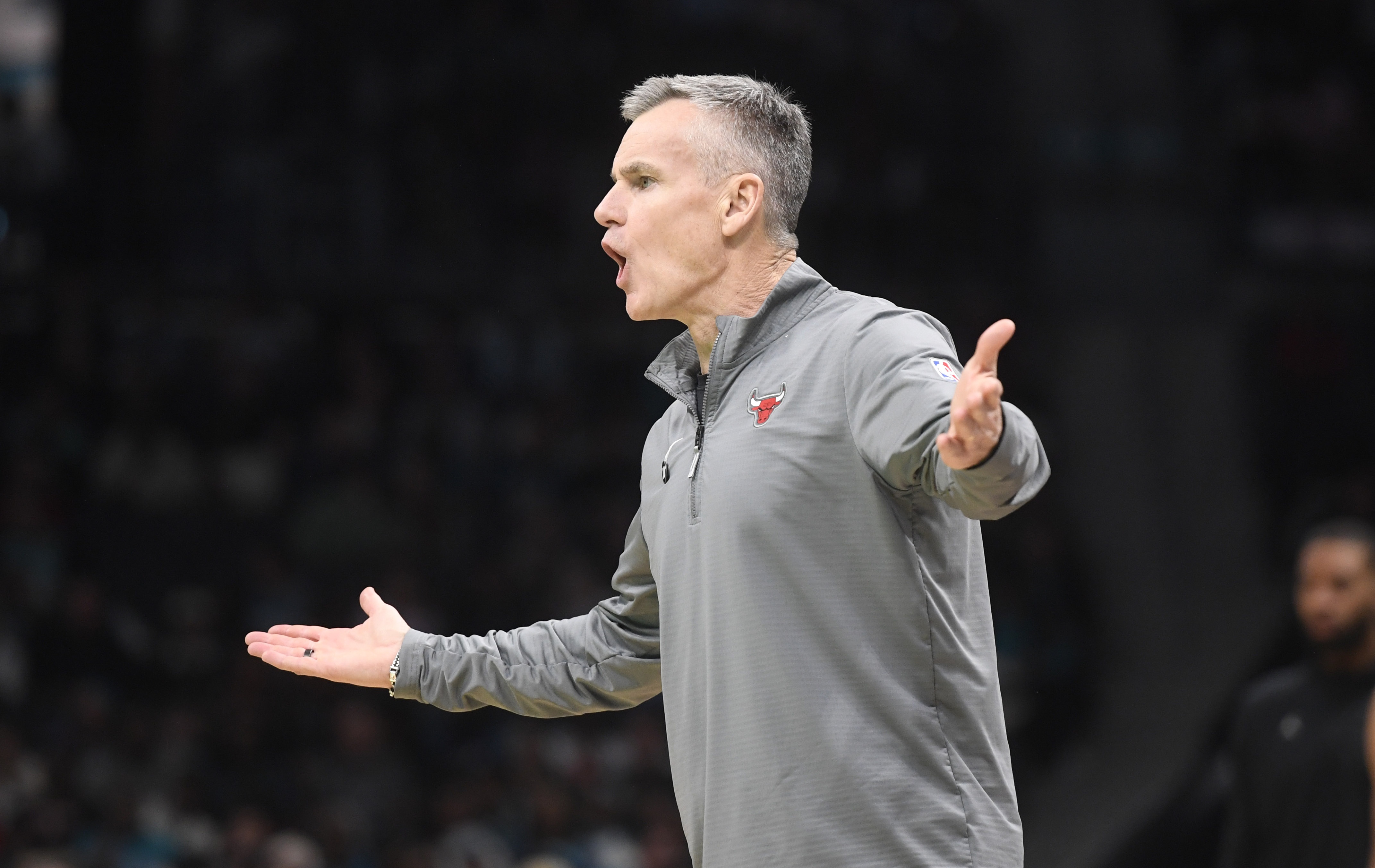 公牛40分慘敗 多諾萬(wàn):在場(chǎng)邊目睹這一切 真的很尷尬