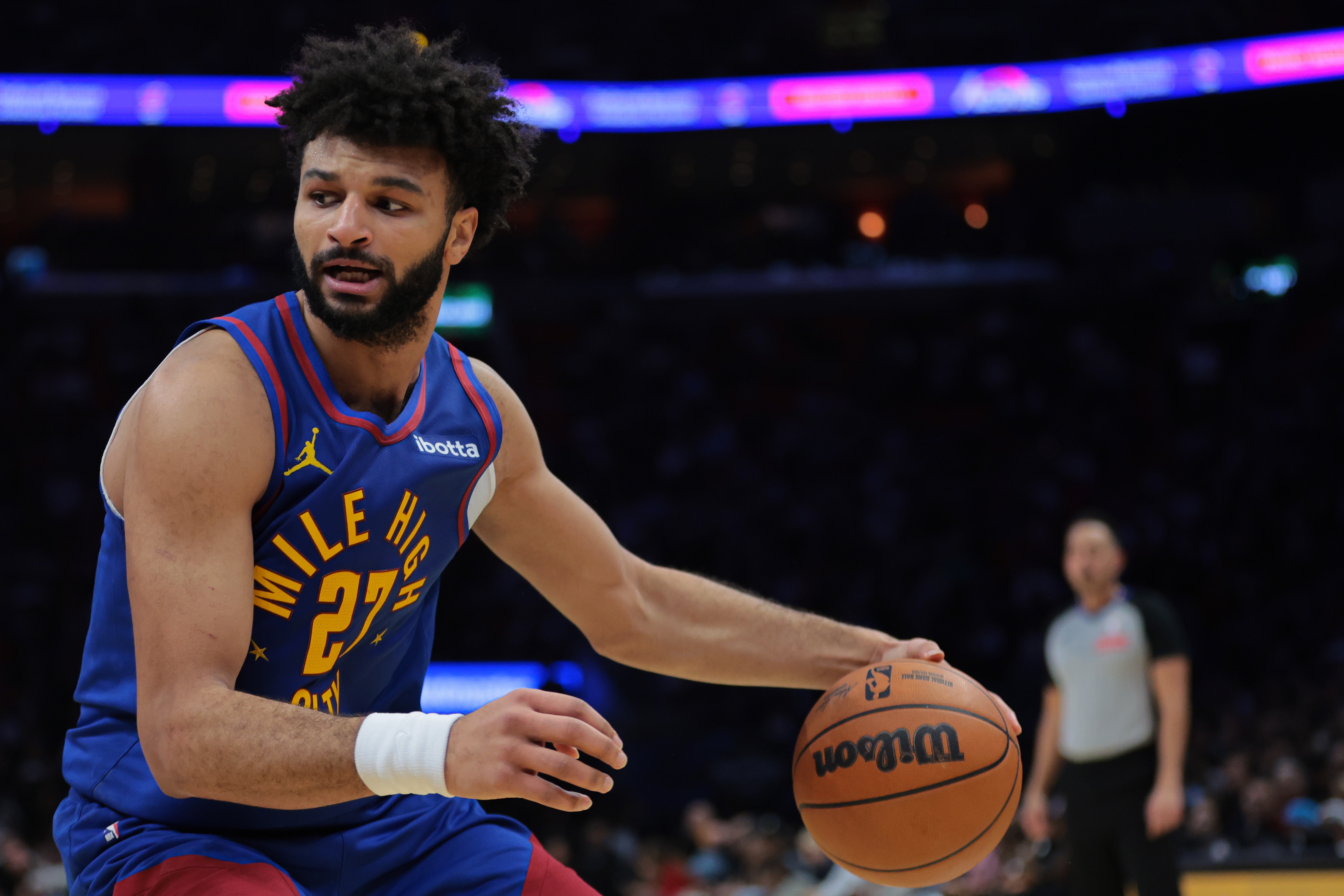 穆雷：我能有所發(fā)揮都是隊友的功勞 這就是我們?nèi)绱顺錾脑? /></p><p>2月13日訊 掘金今日132-121輕取開拓者。賽后，本場拿到55分的掘金球員賈馬爾-穆雷接受媒體采訪。</p><p>“我在這兒九年了。和那些隊友磨合了這么多年。他們今晚都在支持我，我能在場上有所發(fā)揮，離不開他們，這就是我們球隊如此出色的原因?！蹦吕渍f道。</p><p>“我這場肯定不是針對班頓，他住的地方離我長大的地方就40分鐘車程，但我來這就是為了比賽的。”穆雷說道。</p><p>此役，穆雷出戰(zhàn)42分鐘，36中20，三分15中7，罰球9中8爆砍55分4籃板5助攻2搶斷，正負值+26全場最高！</p>            </p>
                        <br/>
                        標簽： <a class=