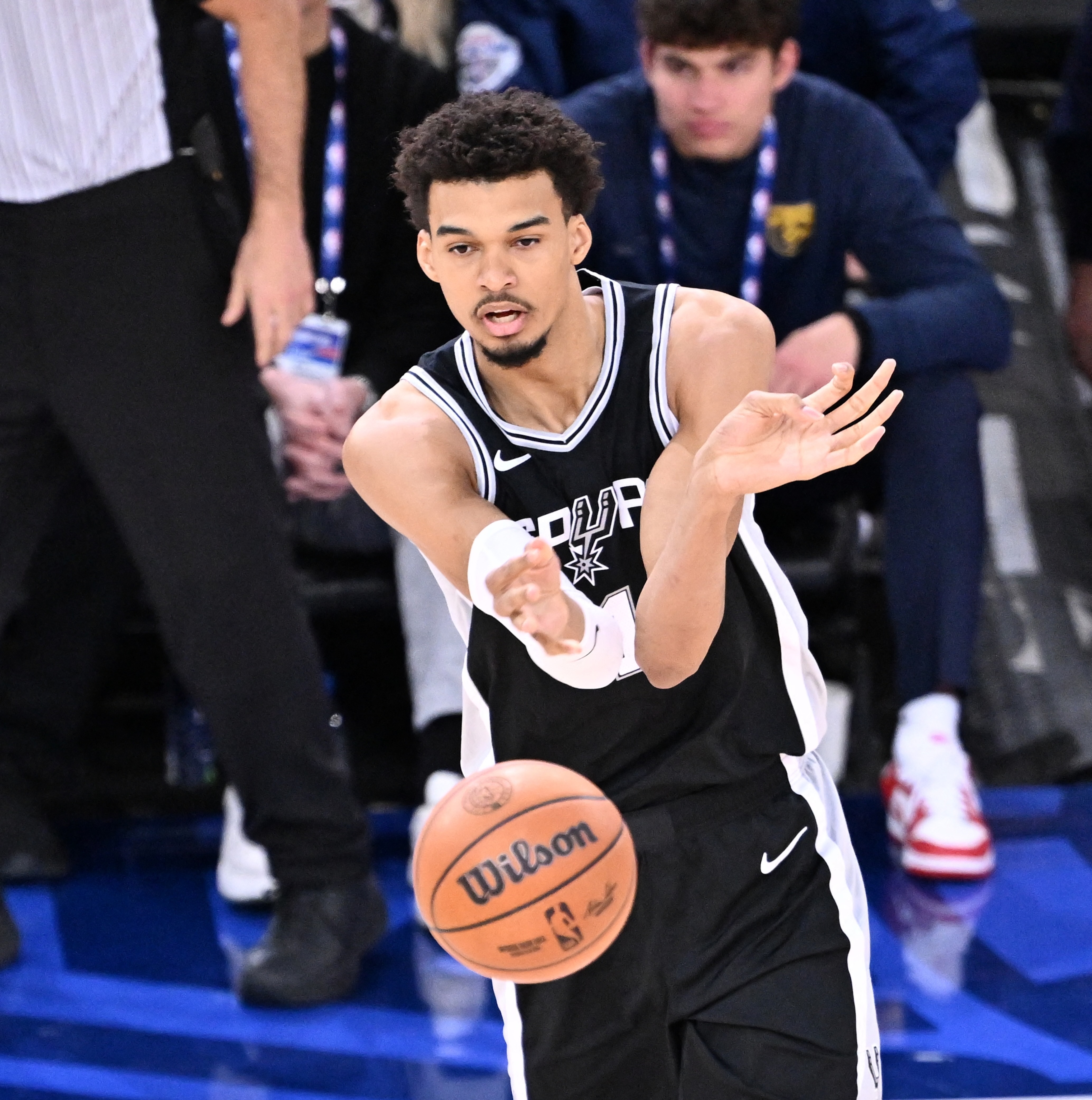 文班:我們的管理層不愿浪費時間 得到福克斯是球隊建設(shè)重要一步