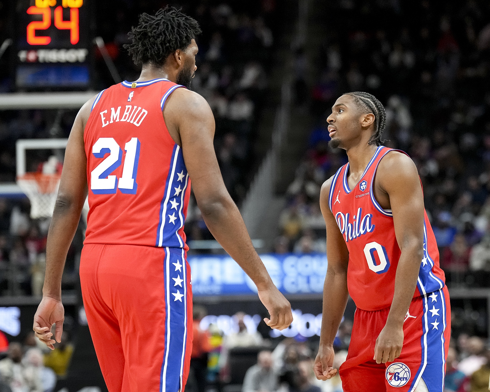 馬克西:恩比德還在努力找回自己的節(jié)奏 我不斷地給他加油鼓勁