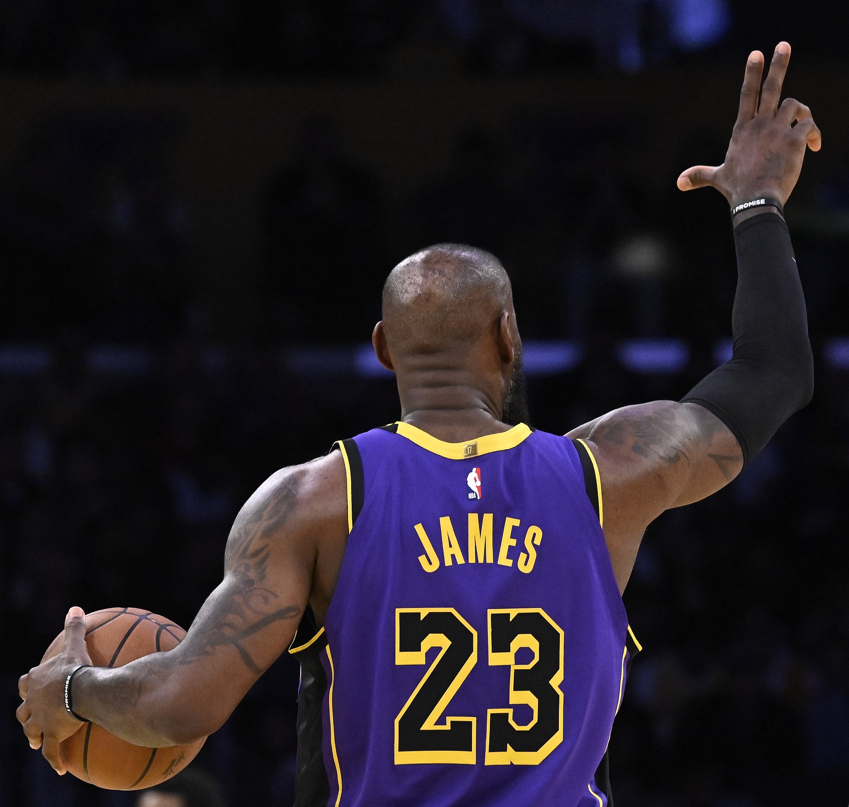 湖人記者:如果算上季中賽決賽和附加賽 老詹目前總得分50098分