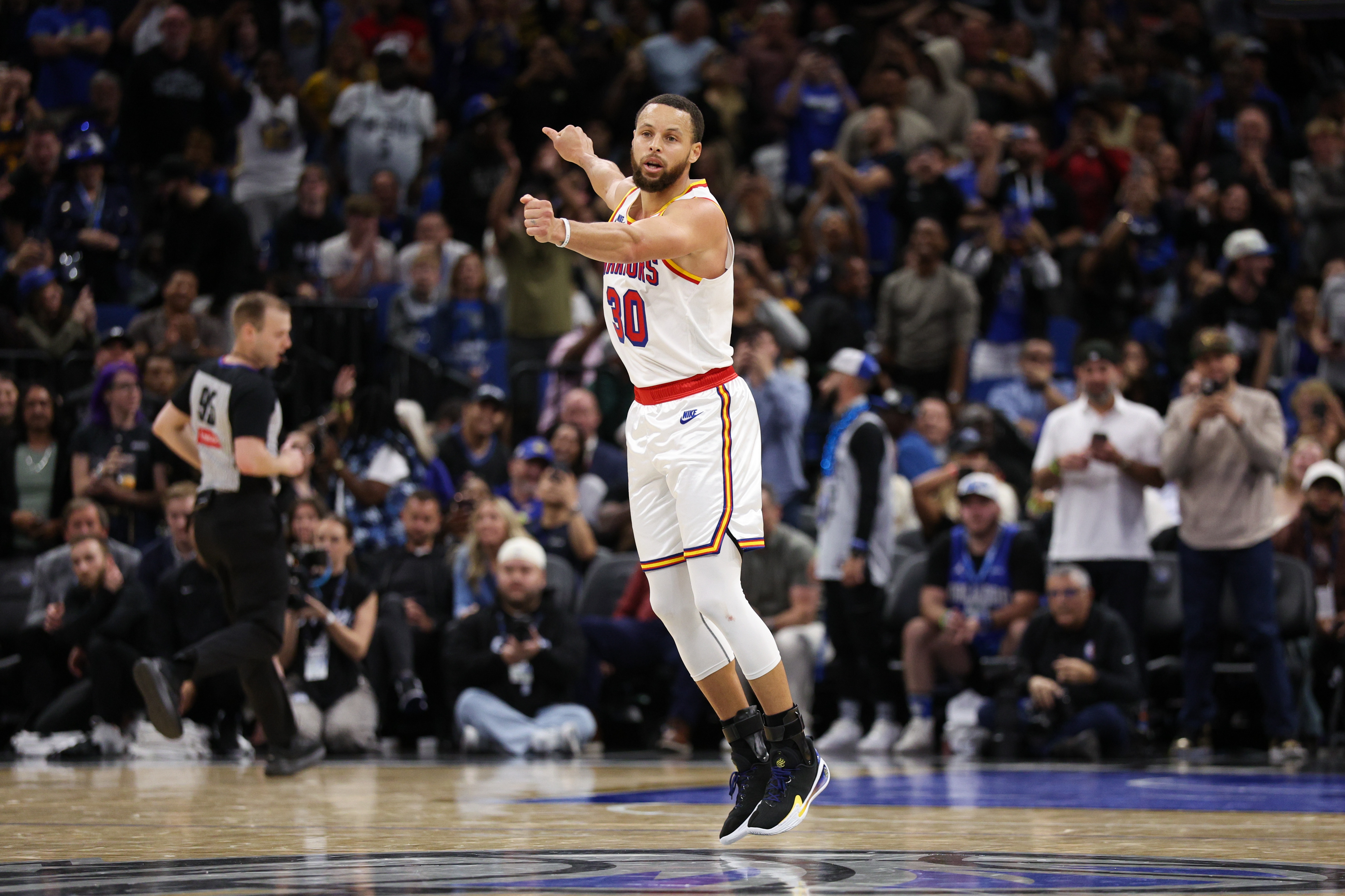 即將年滿37歲!庫里本月達成場均轟下30+ 歷史最年長后衛(wèi)