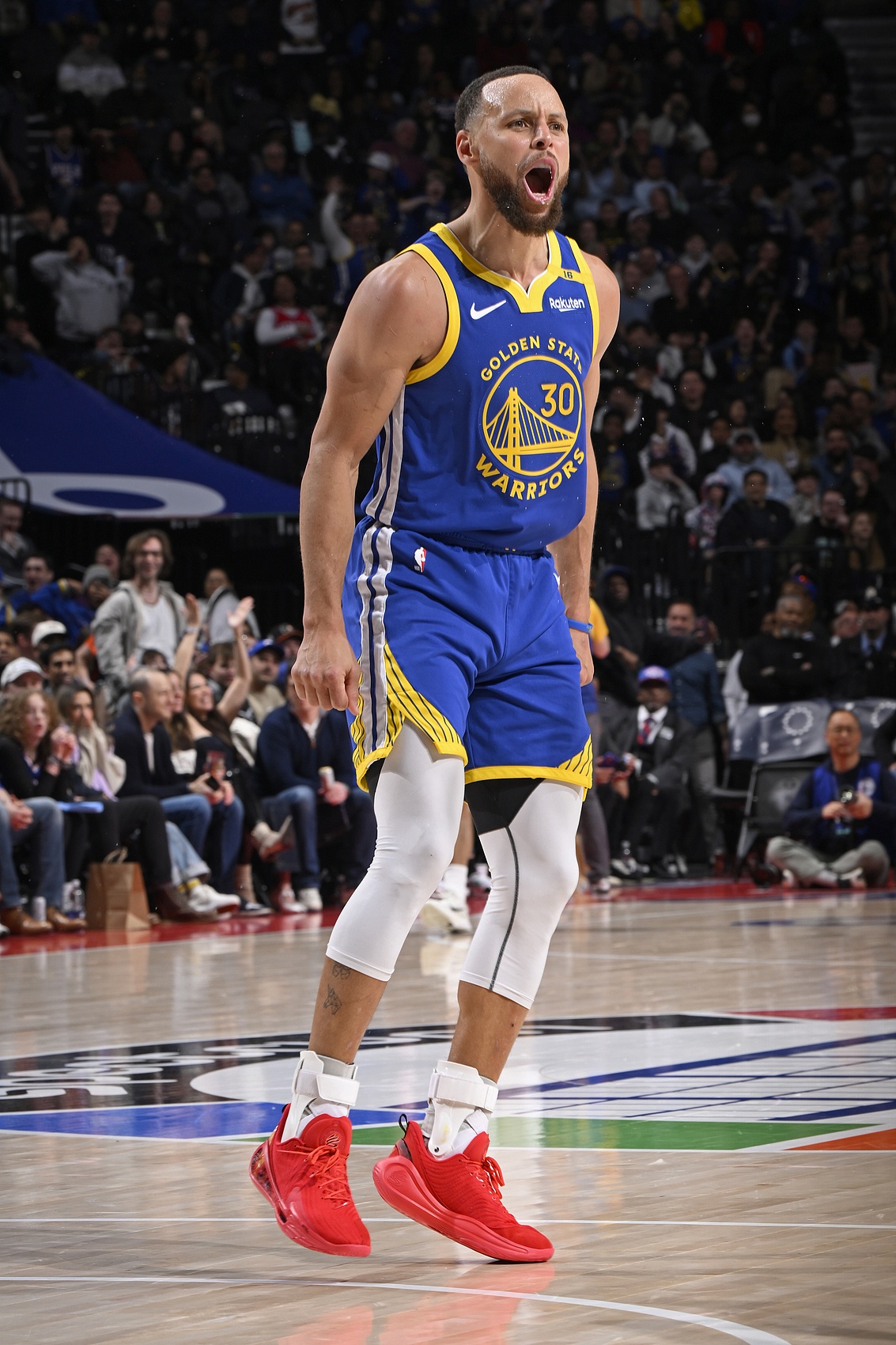 科爾:庫(kù)里經(jīng)歷了一個(gè)不可思議的旅行 他在每座城市都上演好秀